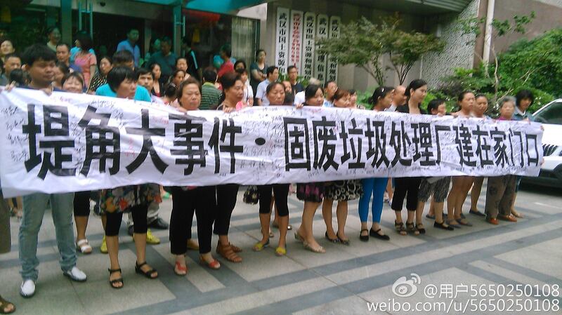 图片： 因不满武汉当局在居民区修建垃圾场，上百名市民游行到市政府集会抗议。 （推特/@wickedonnaa）