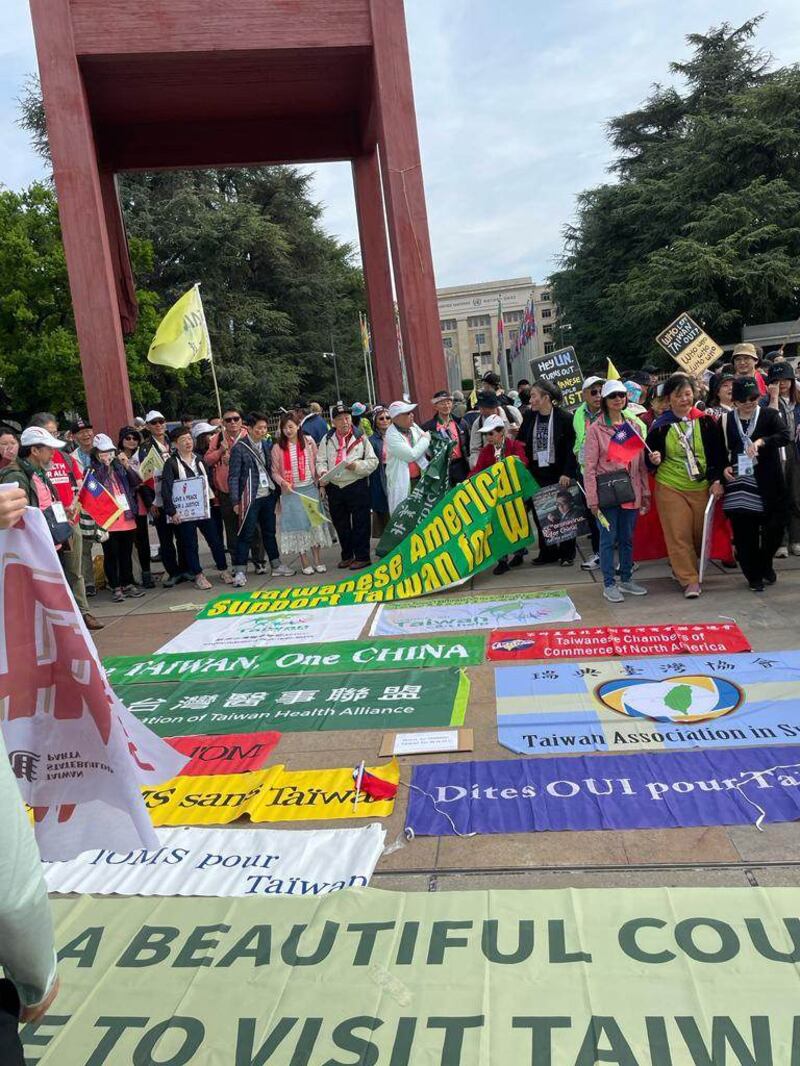 台湾侨界、民间团体组织游行队伍，在世卫“为健康而走大游行”（Walk the Walk）中表达诉求，图为游行队伍在联合国三角椅广场举办的游行活动。 （人权画家淋漓淋浪独家提供）