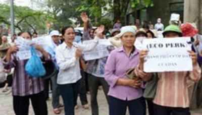 Hàng ngàn dân Văn Giang tiếp tục khiếu kiện trước bộ TNMT (2012) AFP