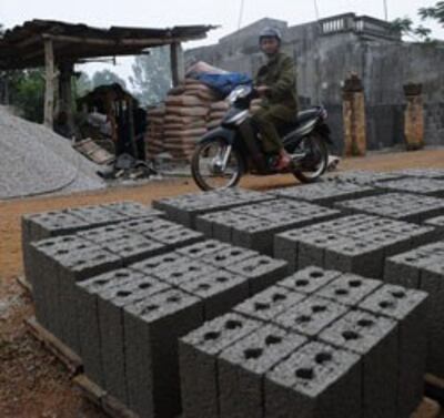 Sản xuất gạch xi-măng ở Thanh Hóa hôm 08/01/2013. AFP PHOTO.