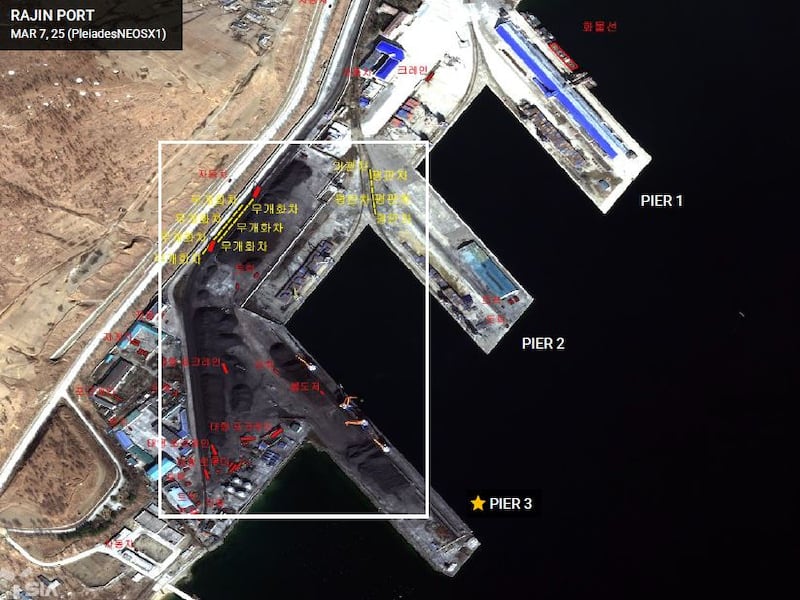 2025년 3월 7일 북한 나진항을 촬영한 위성사진. 러시아산 석탄이 중국으로 수출되는 3번 부두에 다수의 화차와 석탄 처리 장비들이 보인다.