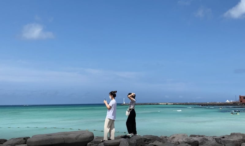 Kim Seoyoung and Lee Sujin who enjoy traveling in Jeju Island.