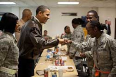 Tổng thống Barack Obama thăm hỏi quân đội Mỹ tại một hội trường ở sân bay Bagram, Afghanistan, hôm 28 tháng 3 năm 2010. White House Photo by Pete Souza.