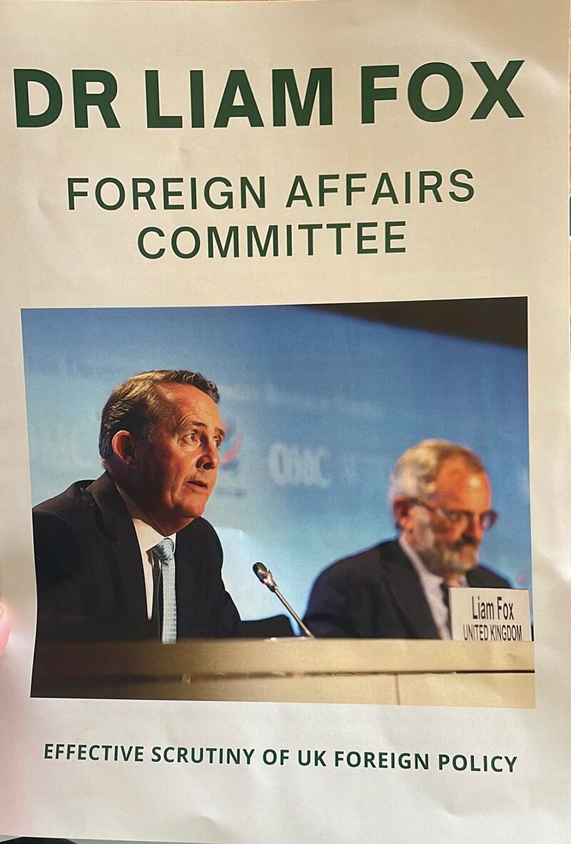 英国国会外委会主席参选人福克斯（Liam Fox）在宣传单张上7次点名中国，批评中国在香港的作为显然无视《中英联合声明》，强调英国必须应对中国日渐扩张的影响力，又认为英国不应和中国达成贸易协议。 （《北京到不列颠》（Beijing to Britain）创办人霍格（Sam Hogg）推特截图）