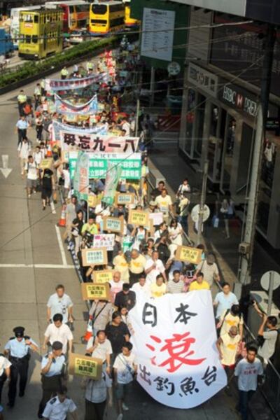 图片：星期六，香港市民游行到日本驻港总领事馆抗议。（记者乔龙摄影）