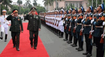 Bộ trưởng Quốc phòng Trung Quốc Lương Quang Liệt (phải) và Bộ trưởng Quốc phòng Việt Nam Phùng Quang Thanh trong nghi thức chào đón tại Hội nghị Bộ trưởng Quốc phòng ASEAN và các đối tác từ Mỹ, Trung Quốc, Nga, Nhật Bản tại Hà Nội ngày 12 tháng 10 năm 201