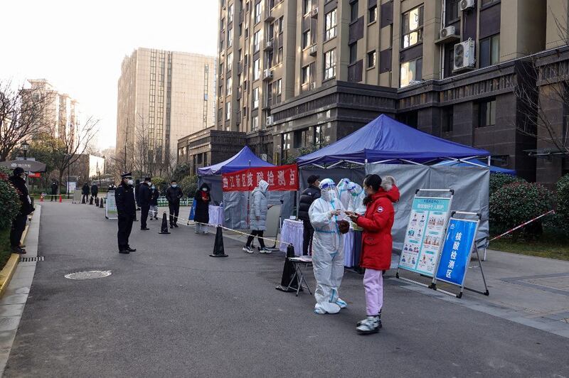 Residents queue to undergo nucleic acid tests for the Covid-19 coronavirus in Xi'an in China's northern Shaanxi province, Dec. 29, 2021. Credit: AFP