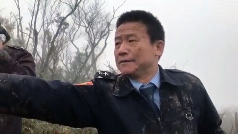 生还的曹进平中将向搜救人员提供机组员相关位置。(搜救段提供)