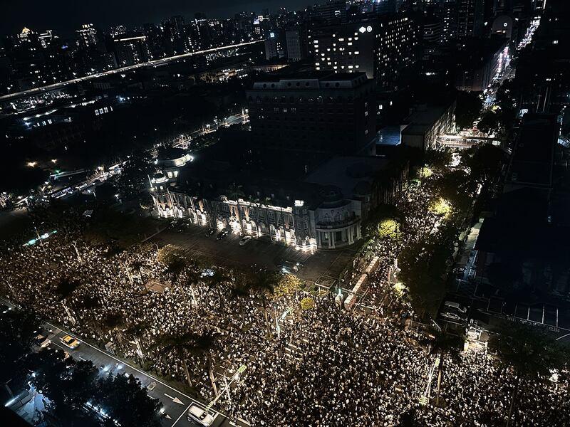 台北现场反国会扩权抗议群众，号称涌入十万人，仿佛十年前太阳花学运再现。（经济民主连合智库提供）