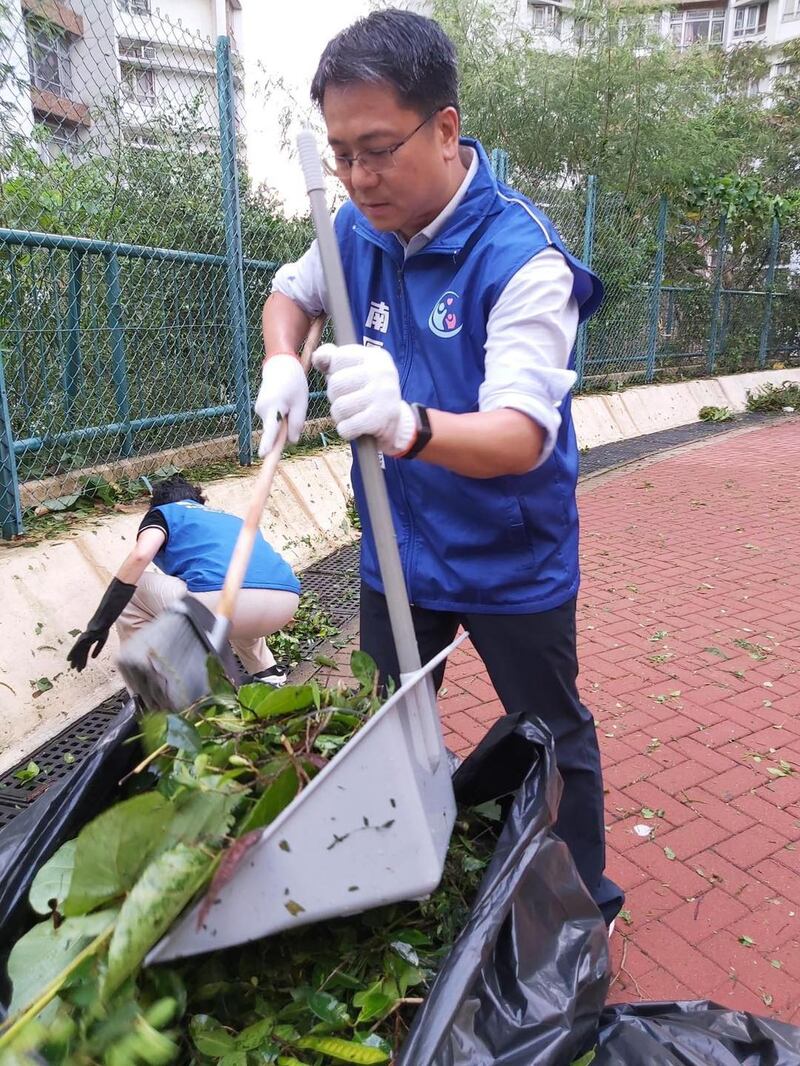 南區民政專員鄭港涌努力掃樹葉。（民青局Facebook專頁相片）