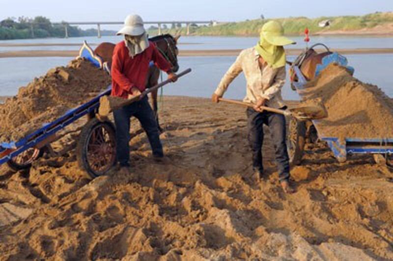 Hai phụ nữ đang khai thác cát dọc sông Mekong. Ảnh chụp hôm 24/3/2010.