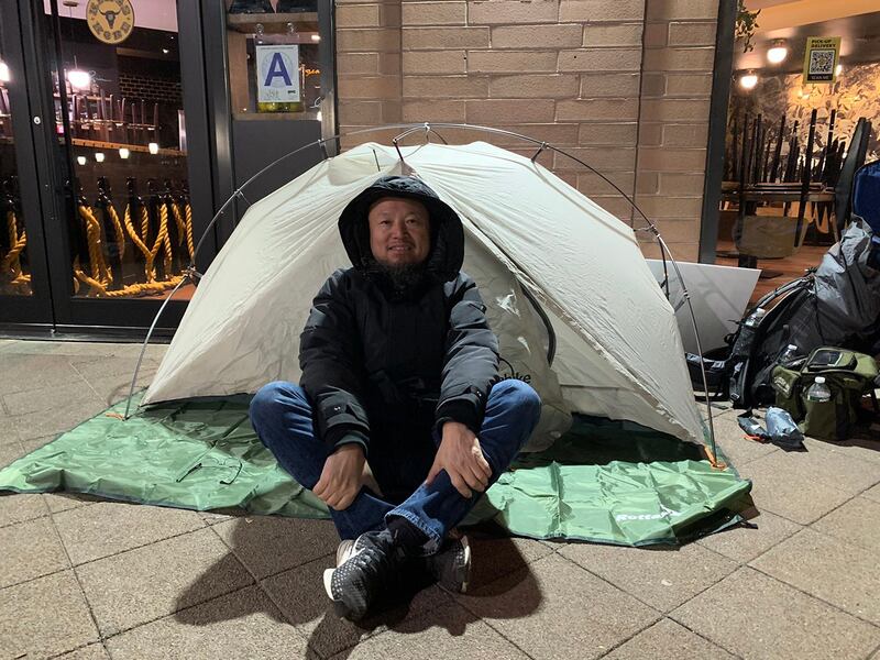 何岸泉在纽约中领馆对面街道上进行绝食（何岸泉推特截图）