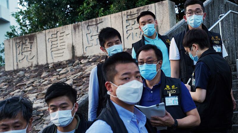 2020年11月20日，国家安全局的警察在香港中文大学的新亚书院。（路透社）