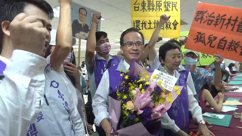 曾任台南县长的苏焕智，四年前退出民进党参选台北市长失败，此次二度以无党籍身分投入台北市长选战。（记者夏小华摄）