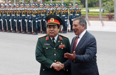 Bộ trưởng quốc phòng Hoa Kỳ Leon Panetta thăm Việt Nam, tháng 6, 2012 - businessinsider.com photo