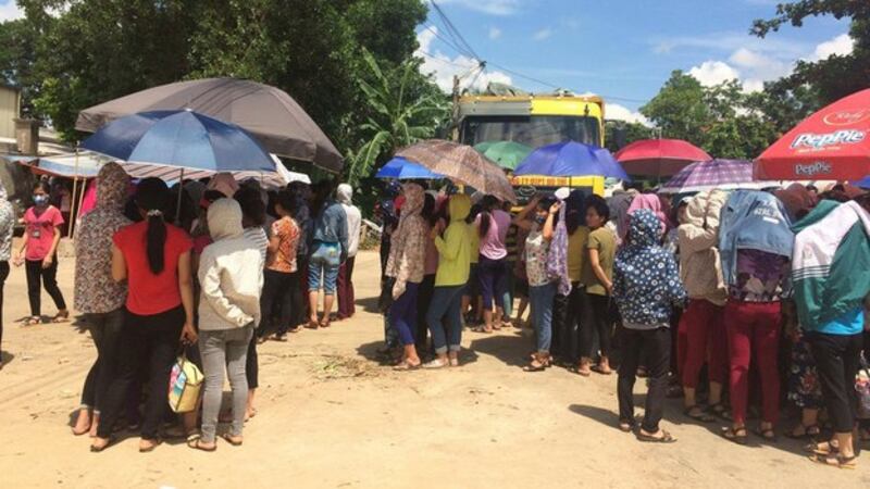 Công nhân Công ty cổ phần đầu tư Hồng Uy đình công đòi quyền lợi ngày 31.8.2017