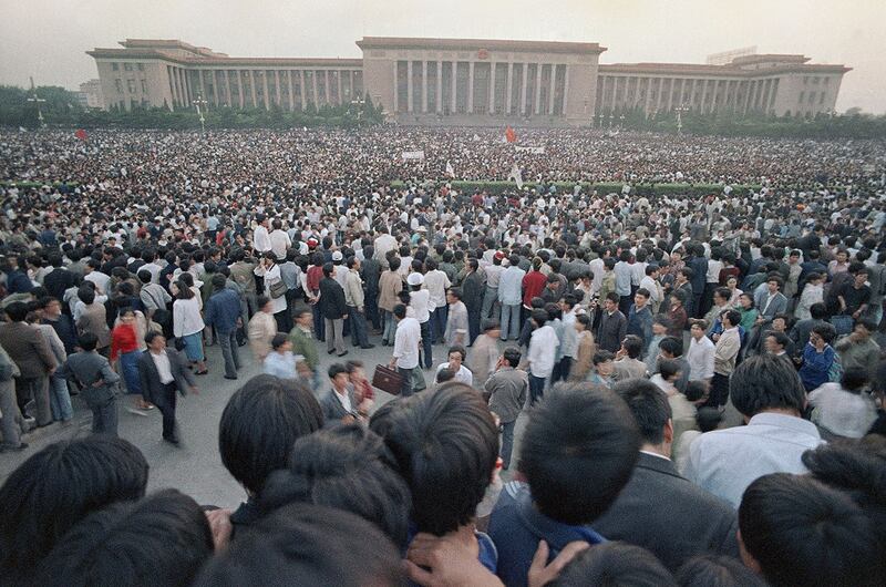 1989年5月16日，广场上的绝食学生和支持者。（美联社）