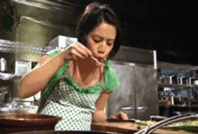 Cô Christine Hà đang nếm món cá kho tại cuộc thi MasterChef. Screen captured by RFA.