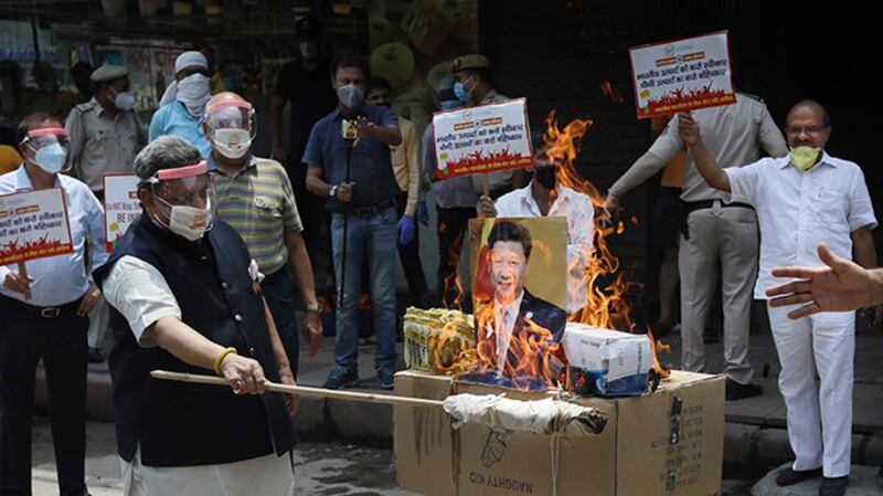 2020年6月22日，印度民众在首都新德里街头焚烧中国领导人习近平的画像。（美联社）