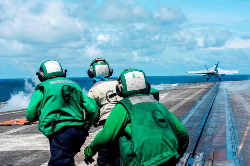 Bay diễn tập từ tàu sân bay USS Reagan ở Biển Đông