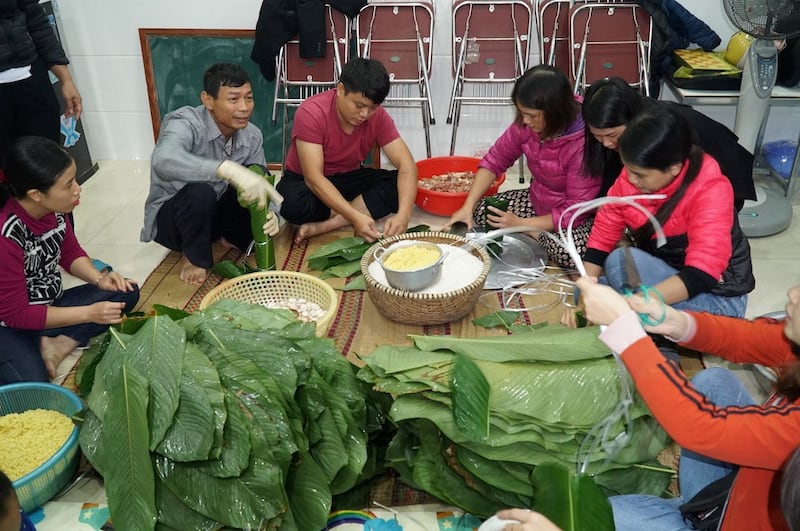 Hình minh hoạ. Người dân ở Nghệ An gói bánh chưng để trợ giúp người dân vùng bị lụt hôm 20/10/2020