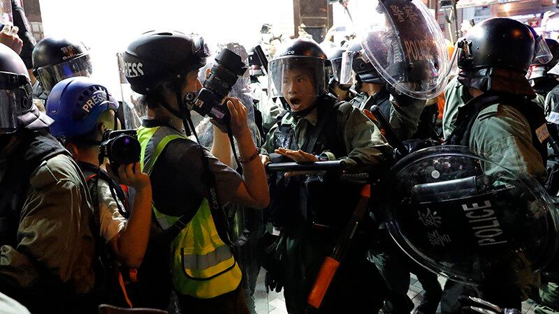 2019年8月10日，香港警察在与民众的冲突中推搡记者。（美联社）