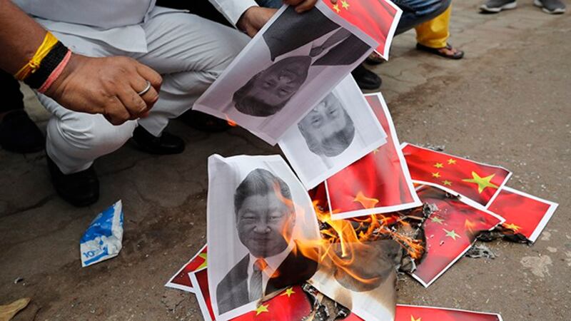 2020年6月17日，民众在印度一座城市的街头焚烧中国领导人习近平画像及中国国旗。（美联社）