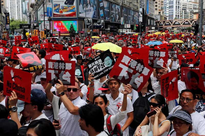 去年6月9日，一百万香港人扶老携幼走上街头游行后，港府仍坚持把引起争议的《逃犯条例》修订草案，提交到立法会审议，为之后燃烧不灭的民怨种下祸根。(路透社图片)