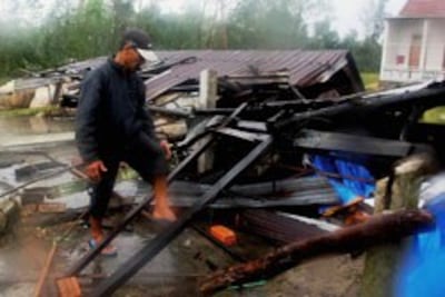 Nhà sập tại thành phố Đà Nẵng sau cơn bão số 11. Ảnh chụp sáng 15/10/2013. AFP photo 