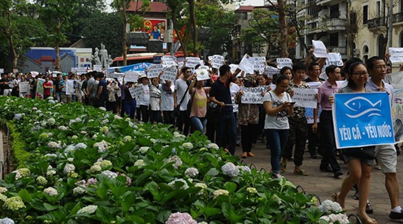 Người dân Hà Nội biểu tình chống tập đoàn Đài Loan Formosa vào ngày 01 tháng 5 năm 2016. AFP PHOTO