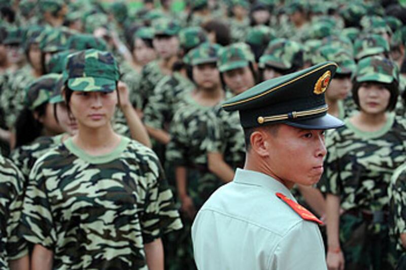 2012年8月22日，安徽亳州，今年剛剛入學的大學生接受軍訓。（AFP CHINA XTRA ）