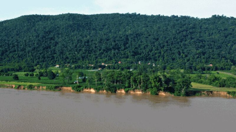 A stretch of eroded riverbank along the Mekong River in Pakkading district, Bolikhamxay province, central Laos, July 2022. Credit: RFA