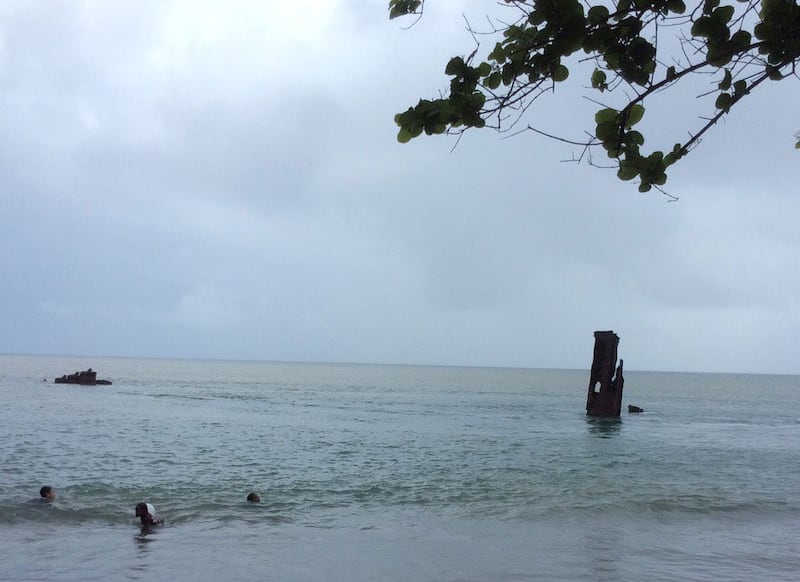 沉没在海边的登陆舰。（于德胜提供）