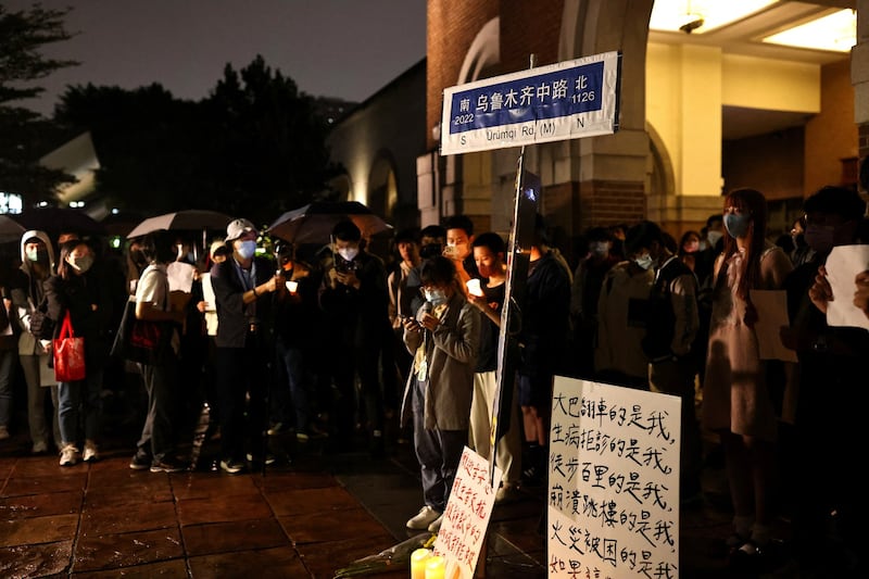 台湾大学周三晚间在校园举办烛光悼念晚会（路透社图片）