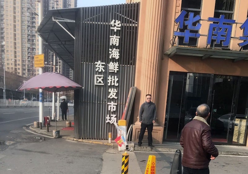 图为爆发疫情的武汉华南海鲜城，华南海鲜市场内已经停业。（志愿者提供/记者乔龙）