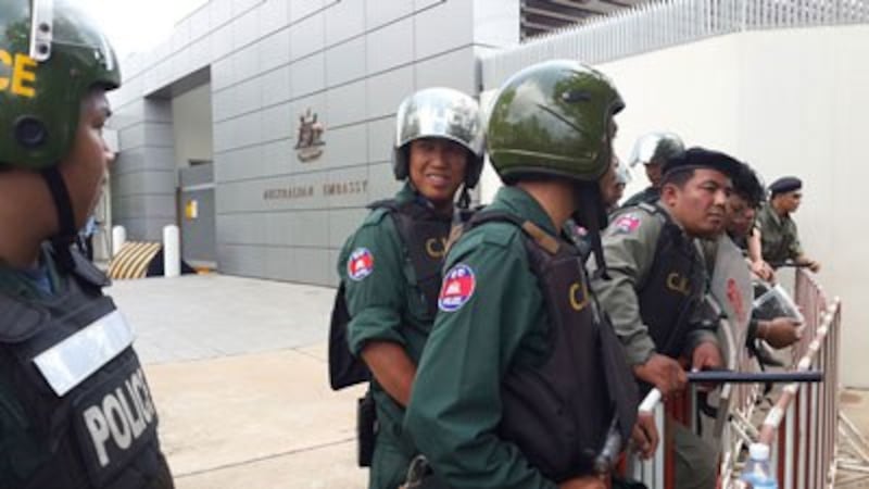 Police prepare to block protestors outside the Australian embassy in Phnom Penh, Sept. 26, 2014. Credit: RFA