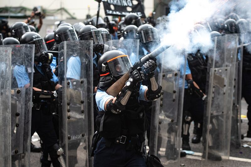 2019年6月12日，香港市民反《逃犯条例》的示威活动中，警察向示威者发射催泪弹。（法新社）