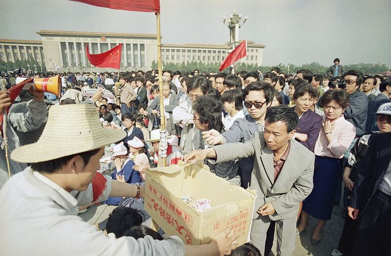 1989年5月16日，在北京天安门广场，民众募捐支持绝食抗议。（美联社）