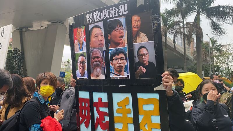 四十七名香港民主派人士因参与去年立法会初选被警方起诉，控以“串谋颠覆国家政权罪”，案件周一(3月1日)开庭。大批市民响应呼吁，穿上黑衣到法院外声援。（RFA）