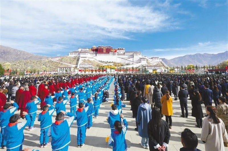 2024年3月28日，在拉萨召开纪念“西藏百万农奴解放纪念日”大会。（图片来自《西藏日报》/唯色提供）