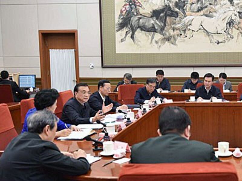 Chinese Premier Li Keqiang (3rd from L) presides over a meeting of the leading Chinese Communist Party group of the State Council in Beijing, Oct. 28, 2016.