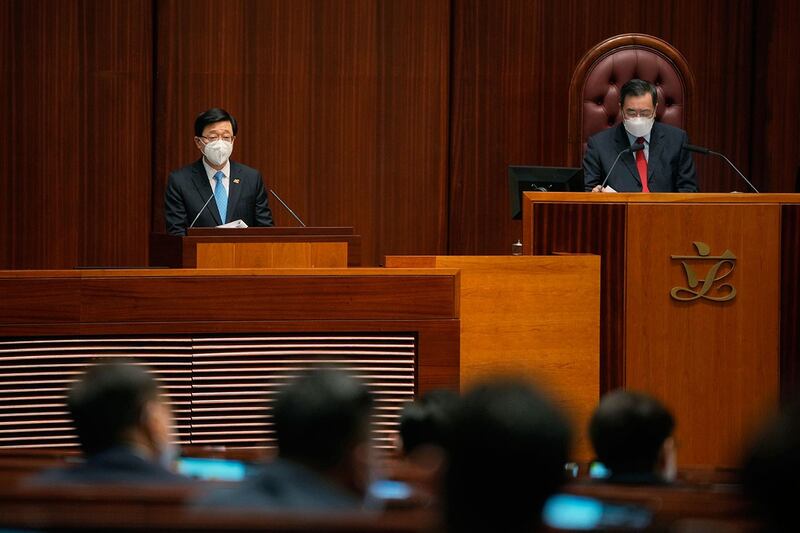 2022年7月6日，香港新任特首李家超到立法会，出席首场立法会答问会。（美联社）