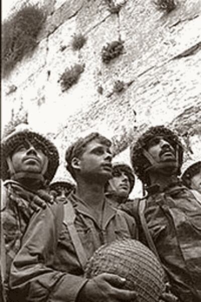 Binh sĩ Israel chiêm ngưỡng bức tường thánh tại Jerusalem năm 1967- AFP photo