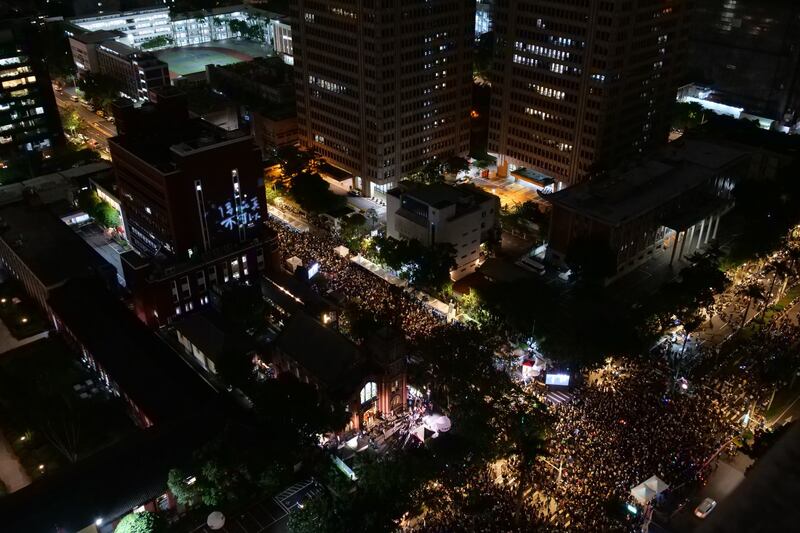 数万民众在台湾的立法院外集结，抗议国会通过扩权法案。（照片由经济民主连合摄影志工谢佩玲提供)