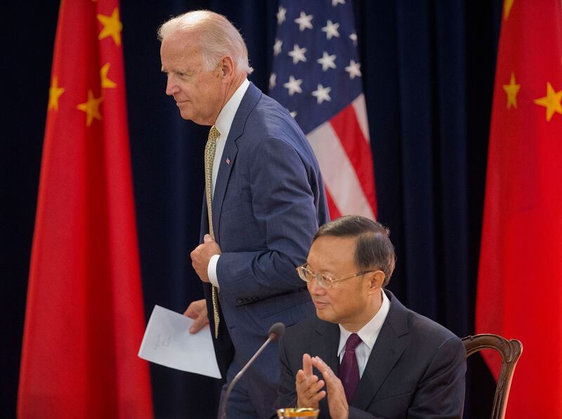 资料图片：2015年6月23日，美国副总统拜登Joe Biden（左）走过中国国务委员杨洁篪（右），在第七轮中美战略与经济对话和第六轮中美人文交流高层磋商上发言。（AP）