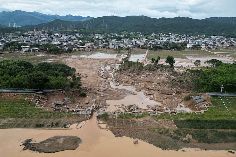 2024年6月20日，强降雨导致广东省蕉岭县河堤被淹、道路受损。（路透社）