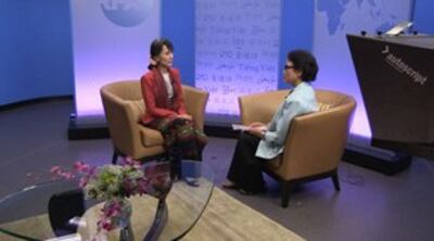 Aung San Suu Kyi trả lời phỏng vấn trong TV studio của đài Á Châu Tự Do