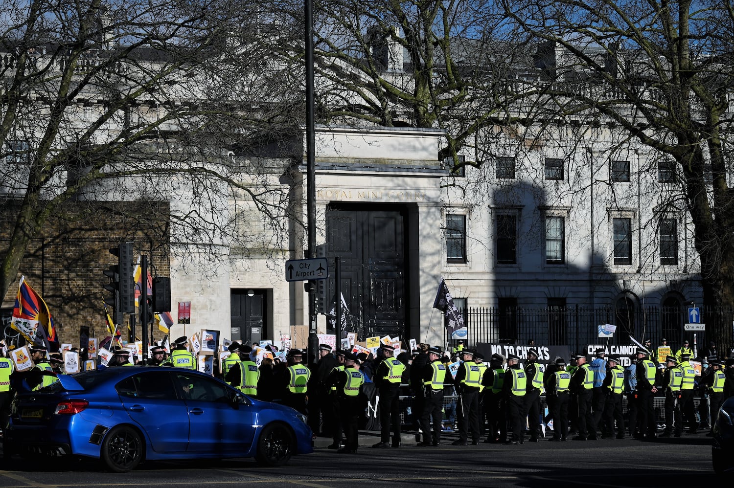 Die Polizei stand Wache, während sich Demonstranten vor dem historischen ehemaligen Royal Mint Court-dem vorgeschlagenen Standort der chinesischen „Mega-Embassy“-in London am 15. März 2025 versammeln.