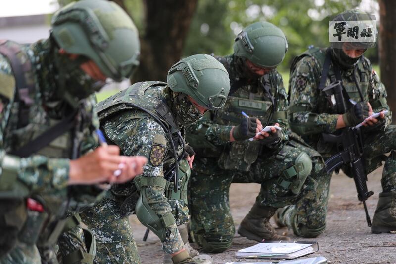 台湾国军汉光38号实兵演习登场，机步333旅结合实战场景实施“战备装载”，官兵依建制进行机动前整备，待命出击。（台湾国防部军闻社提供）