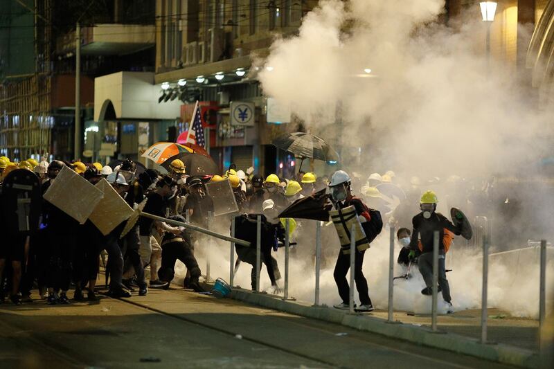 2019年7月21日，香港警察向反送中示威者喷射催泪瓦斯。（路透社）